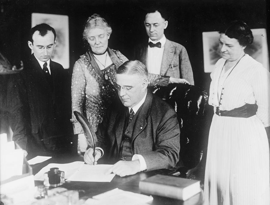 Pennsylvania Gov. Sproul signs suffrage amendment